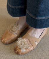 Zapatos planos franceses morados de piel de vacuno con fino empalme floral